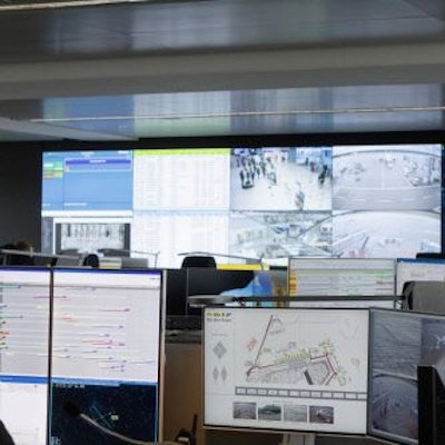 Bildschirme im Kontrollcenter AOCC am Flughafen Köln