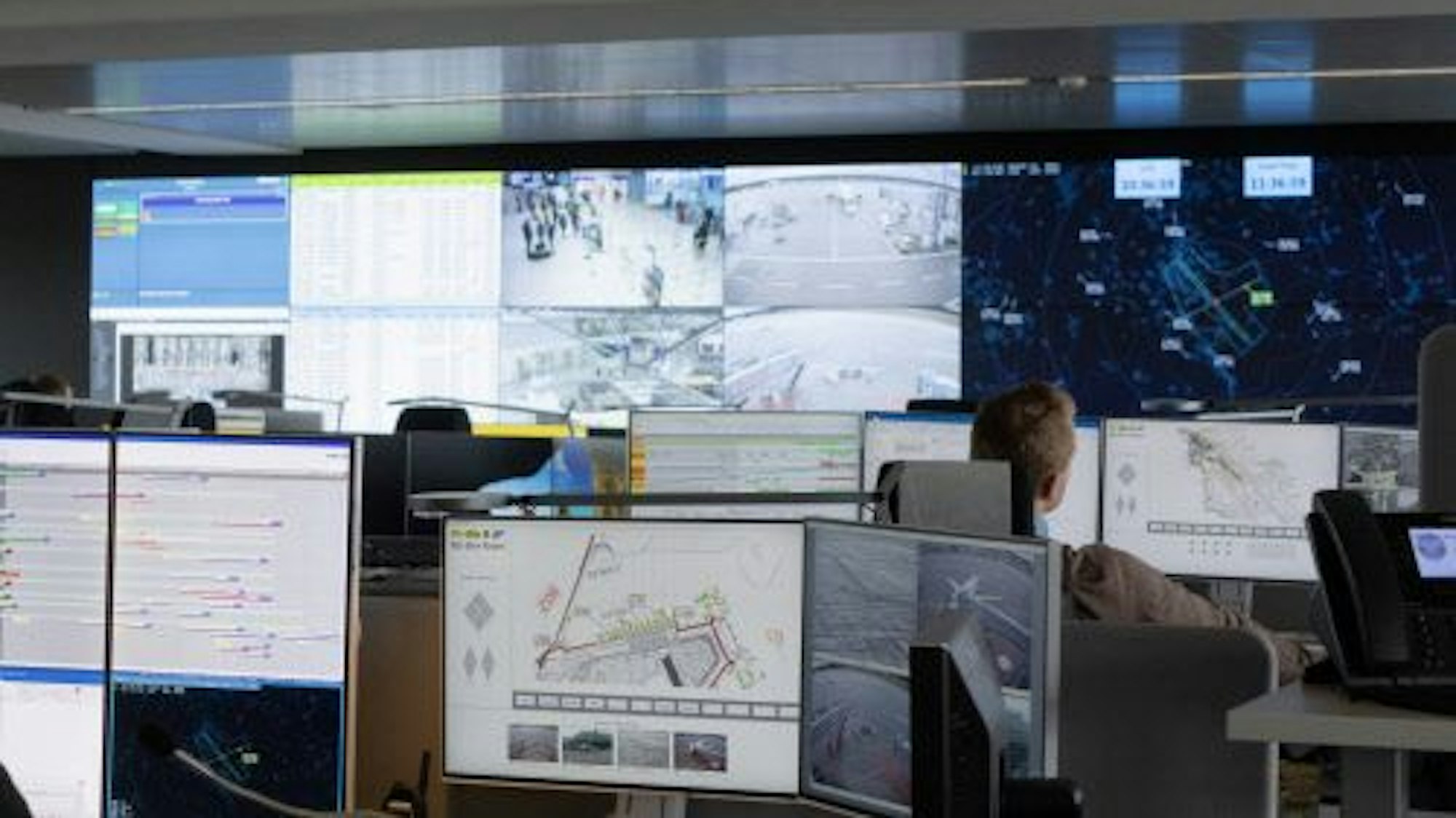Bildschirme im Kontrollcenter AOCC am Flughafen Köln
