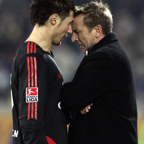 Der Duisburger Trainer Norbert Meier (r) und der Kölner Albert Streit geraten aneinander.