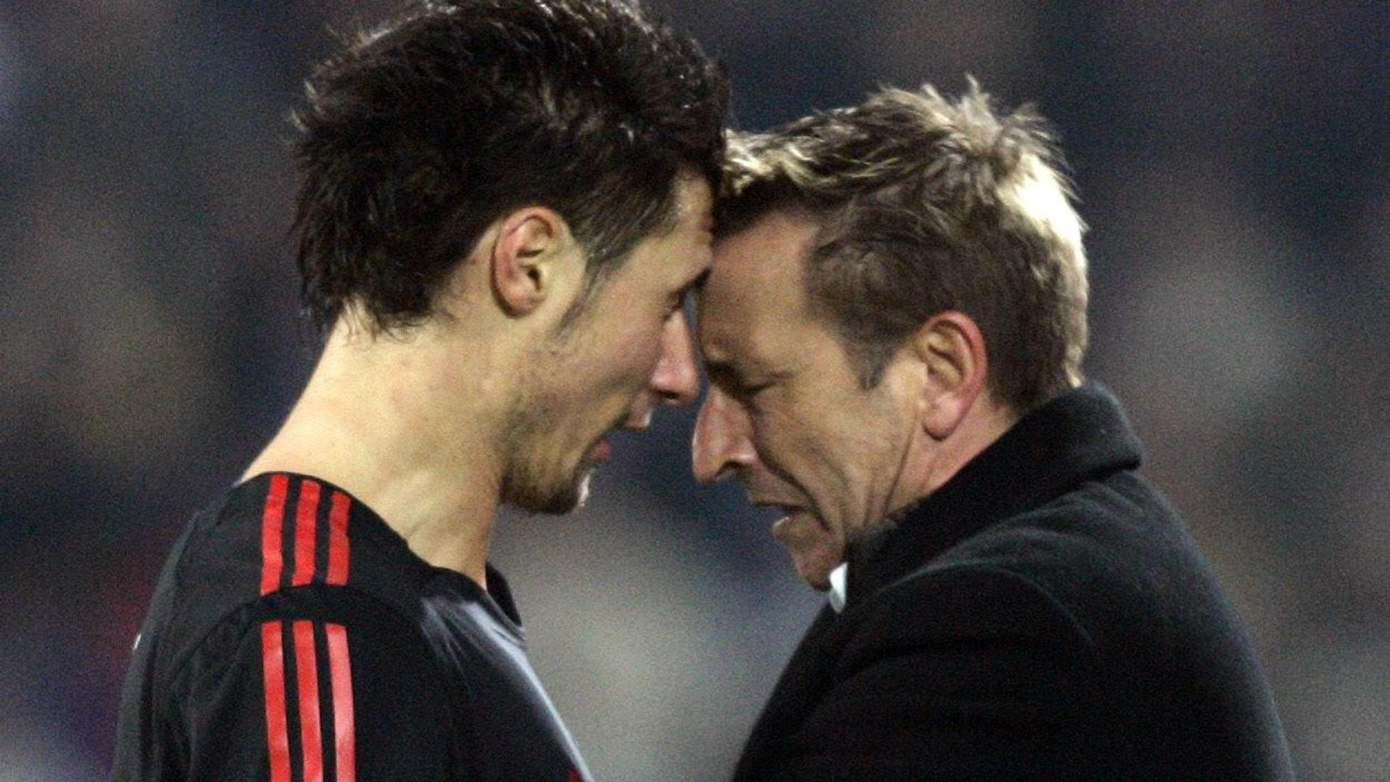 Der Duisburger Trainer Norbert Meier (r) und der Kölner Albert Streit geraten aneinander.