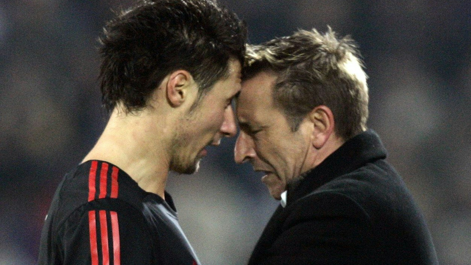 Der Duisburger Trainer Norbert Meier (r) und der Kölner Albert Streit geraten aneinander.