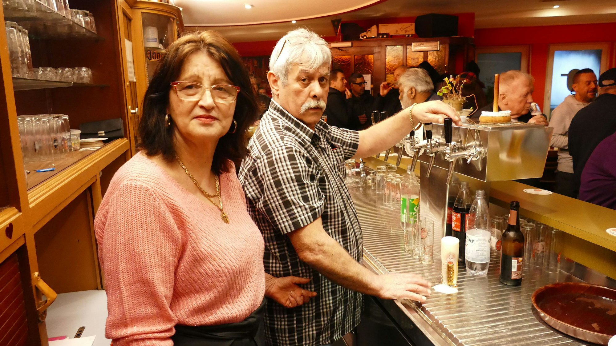 Inge und Carmelo Constanza stehen hinter der Theke.