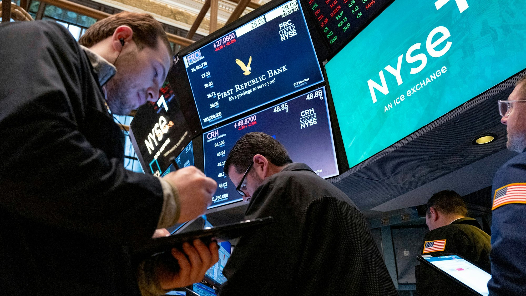 US-Präsident Biden hat nach der Schließung der Silicon Valley Bank und der Signature Bank die Sicherheit der Einlagen für amerikanische Bankkunden bekräftigt.