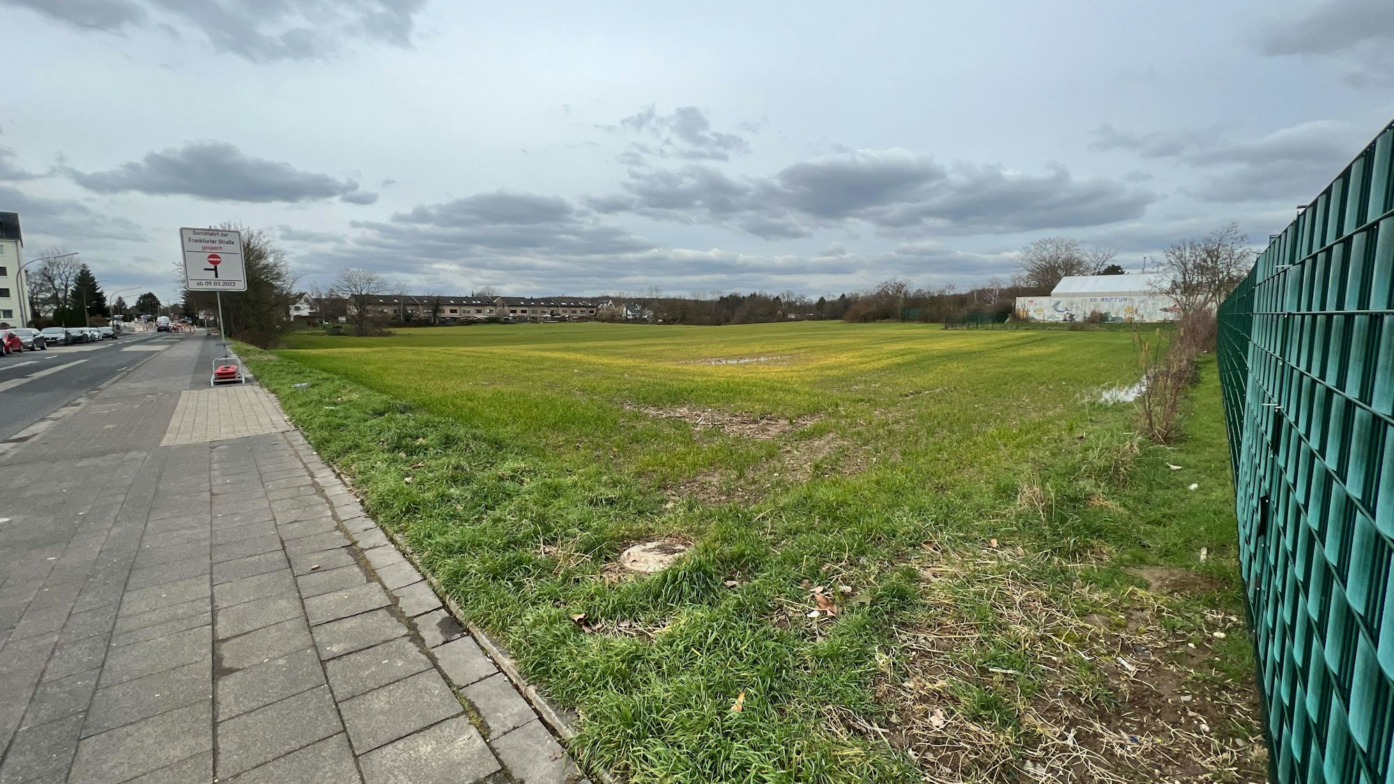 Auf einem Feld an der Straße sollen Wohnungen gebaut werden.