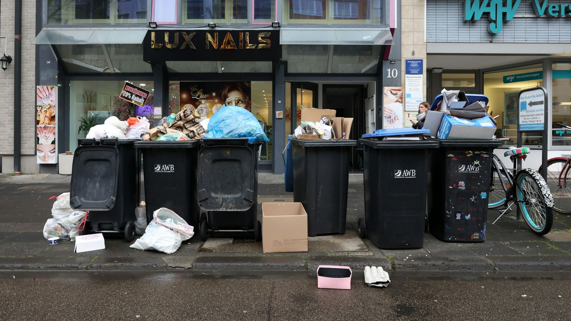 Ungeleerte Mülltonnen und Müllreste in der Stadt Köln