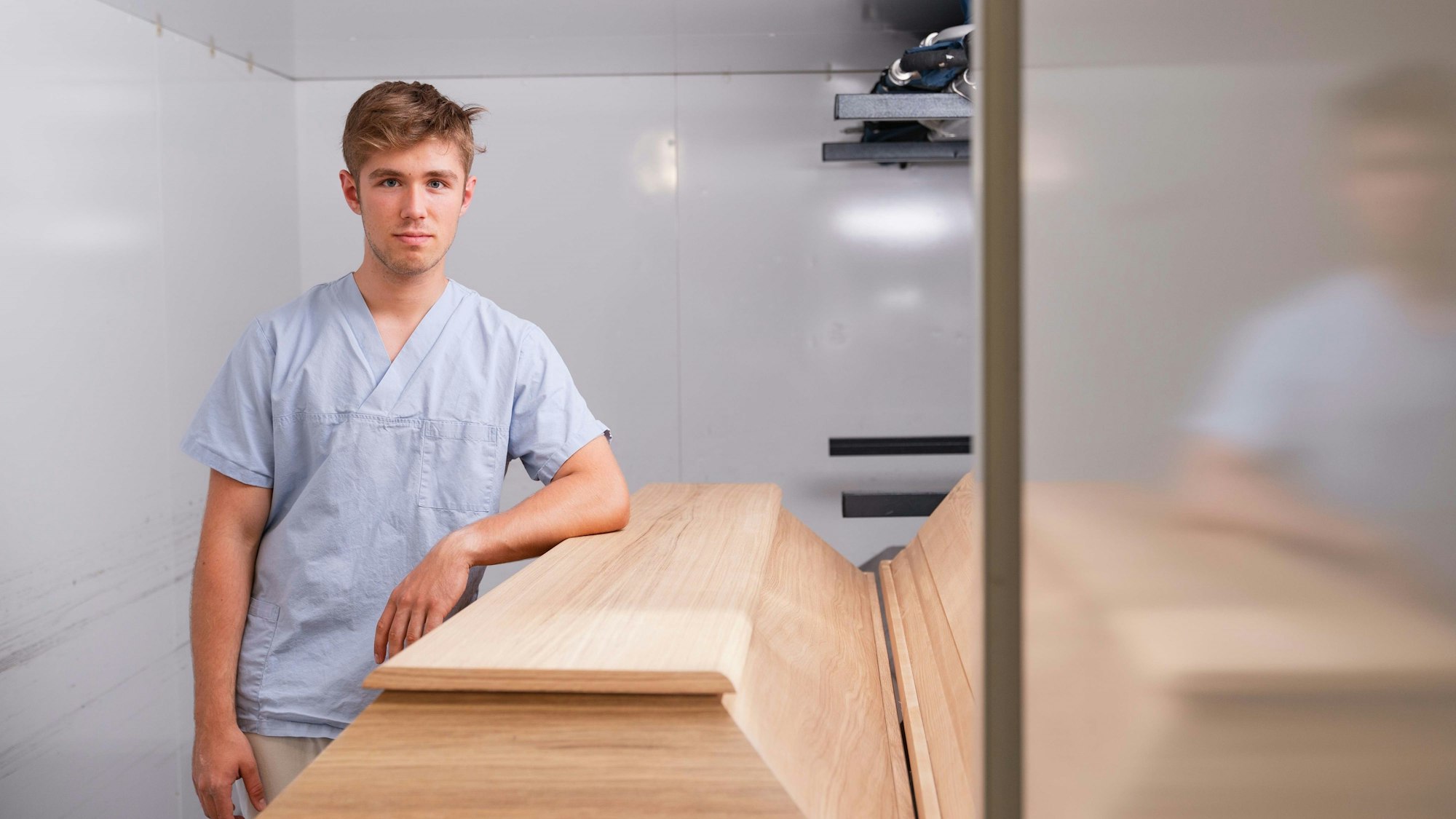 Luis Bauer, Bestatter aus Fürth, dreht Videos im offenen Sarg.