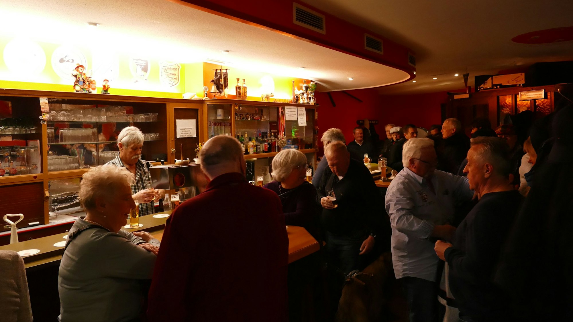 Menschen sitzen in einer Kneipe.