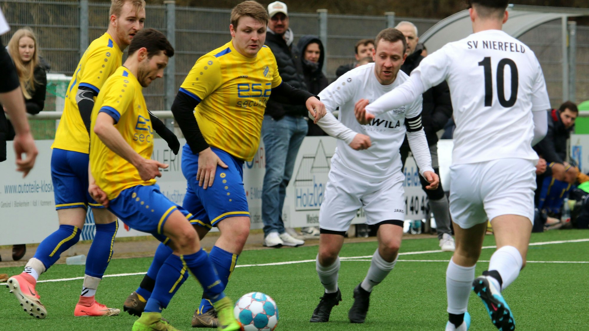 Nierfeld II im Kampf um den Ball gegen Feytal.