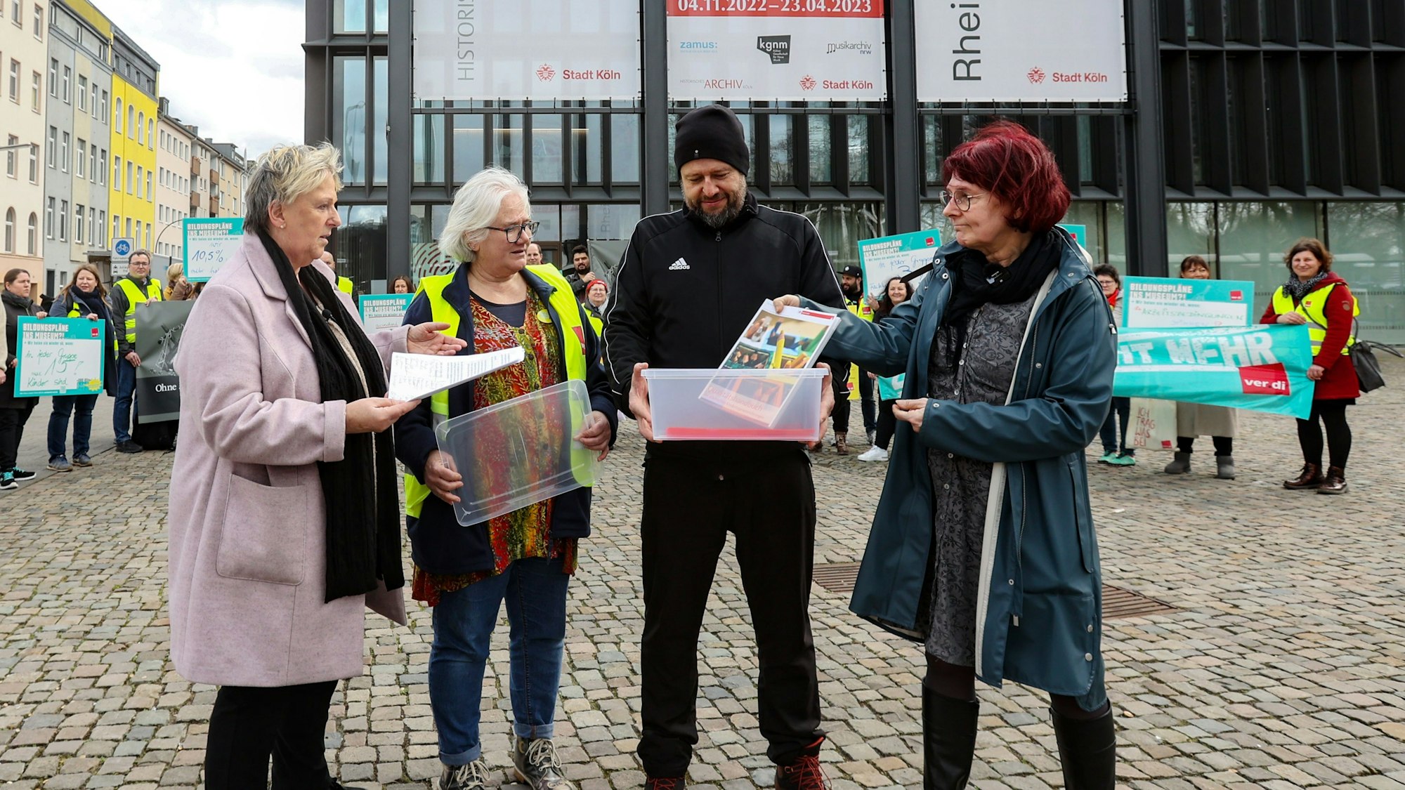Kita-Fachkräfte bei der symbolischen Übergabe der Bildungspläne an das Historische Archiv