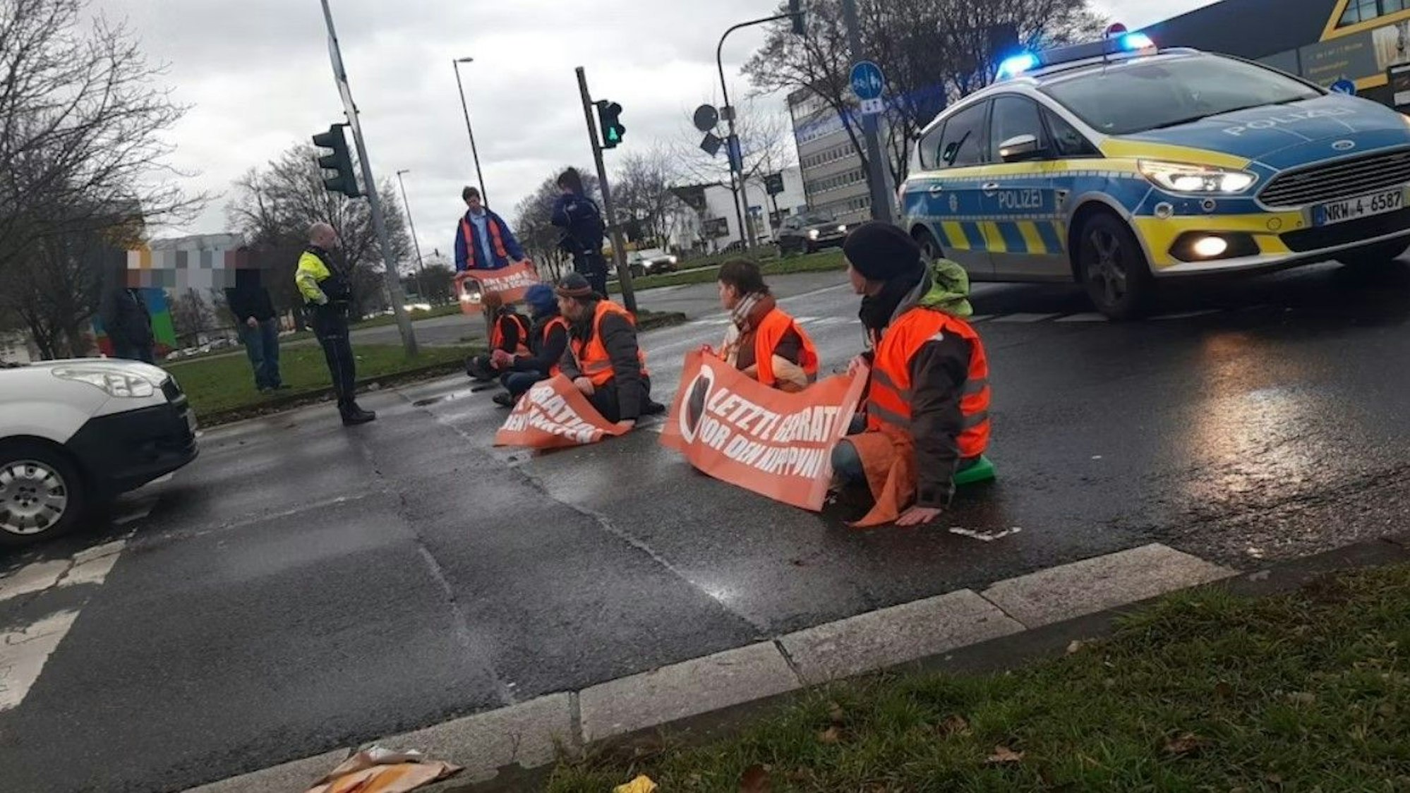 Mehrere Aktivisten haben sich am Montagfrüh auf die Fahrbahn in Köln-Mülheim geklebt.