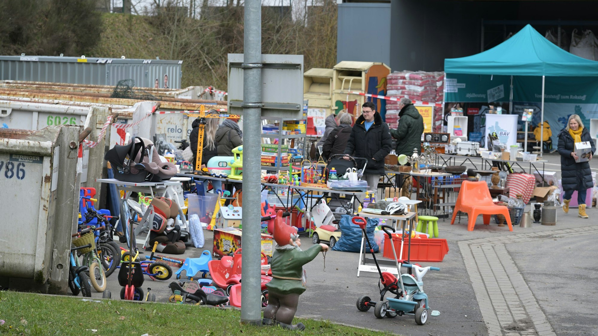 Volle Stände und interessierte Besucher auf dem Flohmarkt.