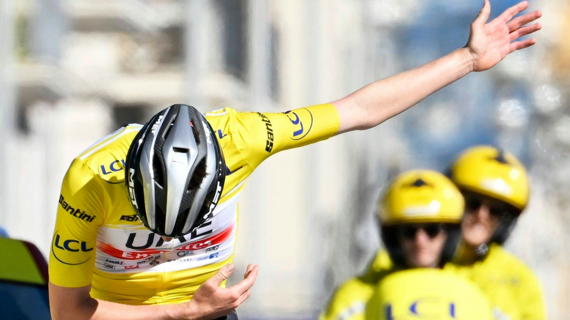Tadej Pogacar verbeugt sich vor seinem Publikum.