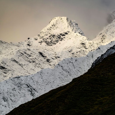 Die Sellrainer Berger in Tirol in Österreich im Morgenlicht. Über den Gipfeln hängen noch einige Wolken. (Symbolbild)