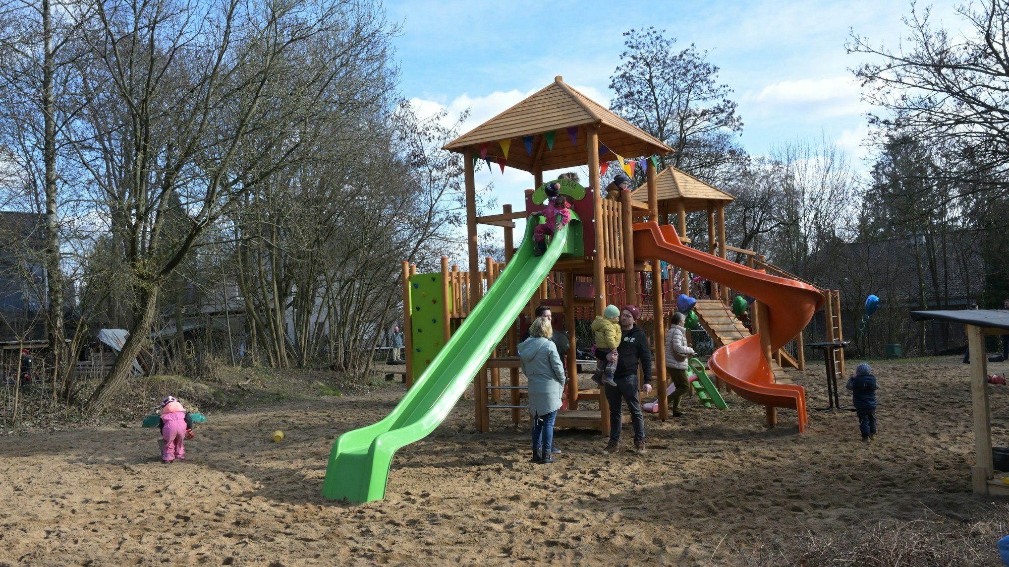 Die grüne Rutsche auf dem Spieplatz in Bergisch Gladbach-Gronau.