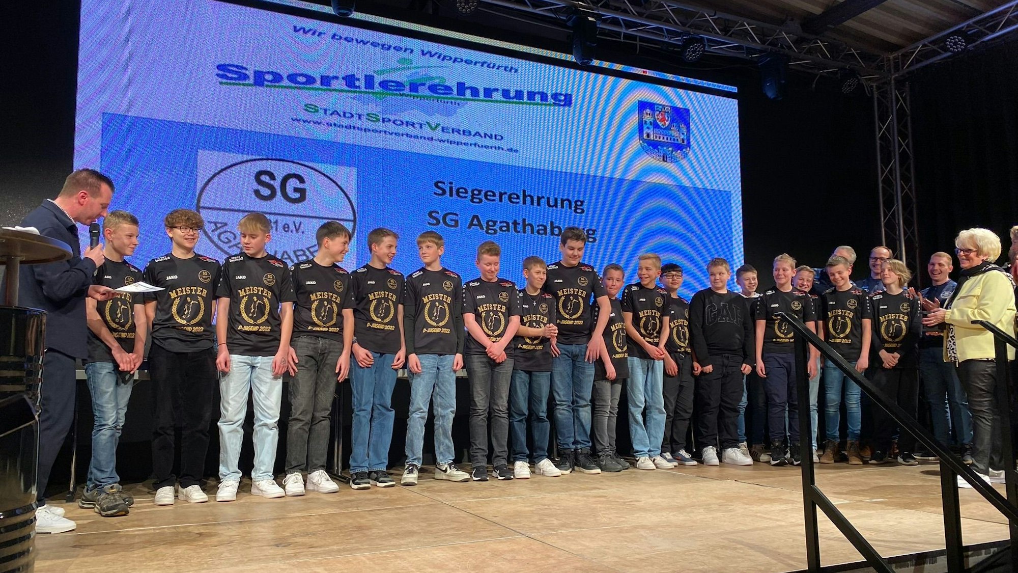 Die Sportler stehen auf der Bühne.