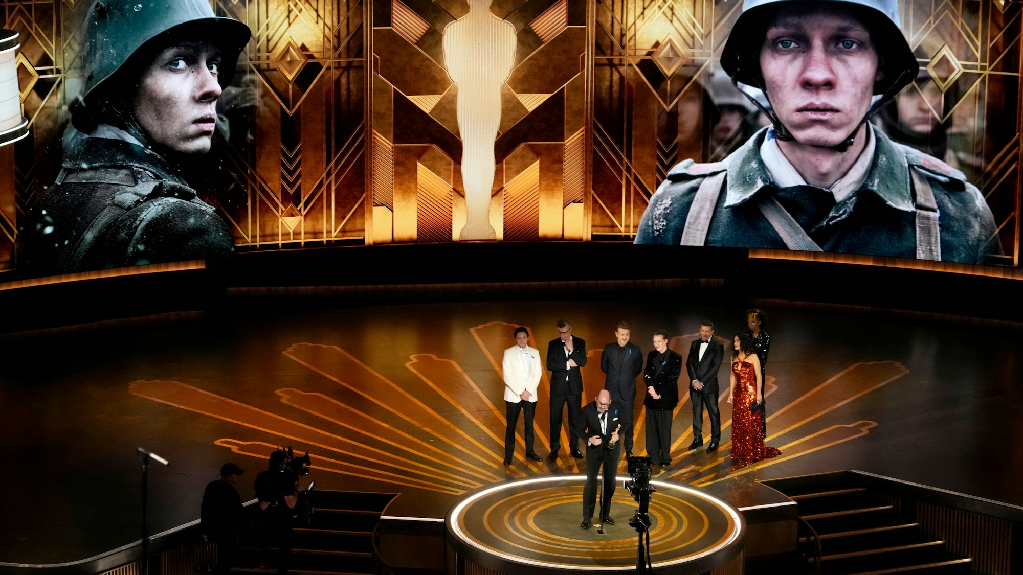 Regisseur Edward Berger nimmt den Preis für „Im Westen nichts Neues“ für den besten internationalen Film entgegen.