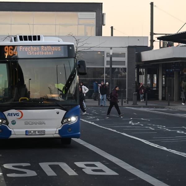 Ein Bus steht an einer Haltestelle.