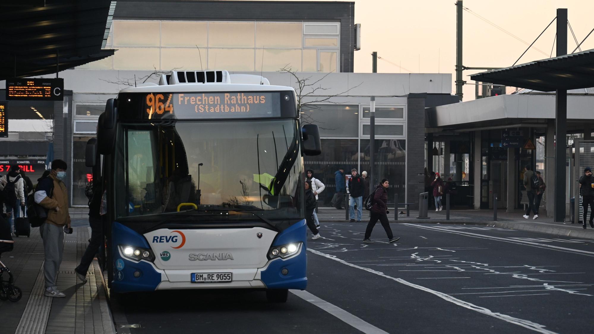 Das Bild zeigt einen Bus am Bahnhof in Horrem.