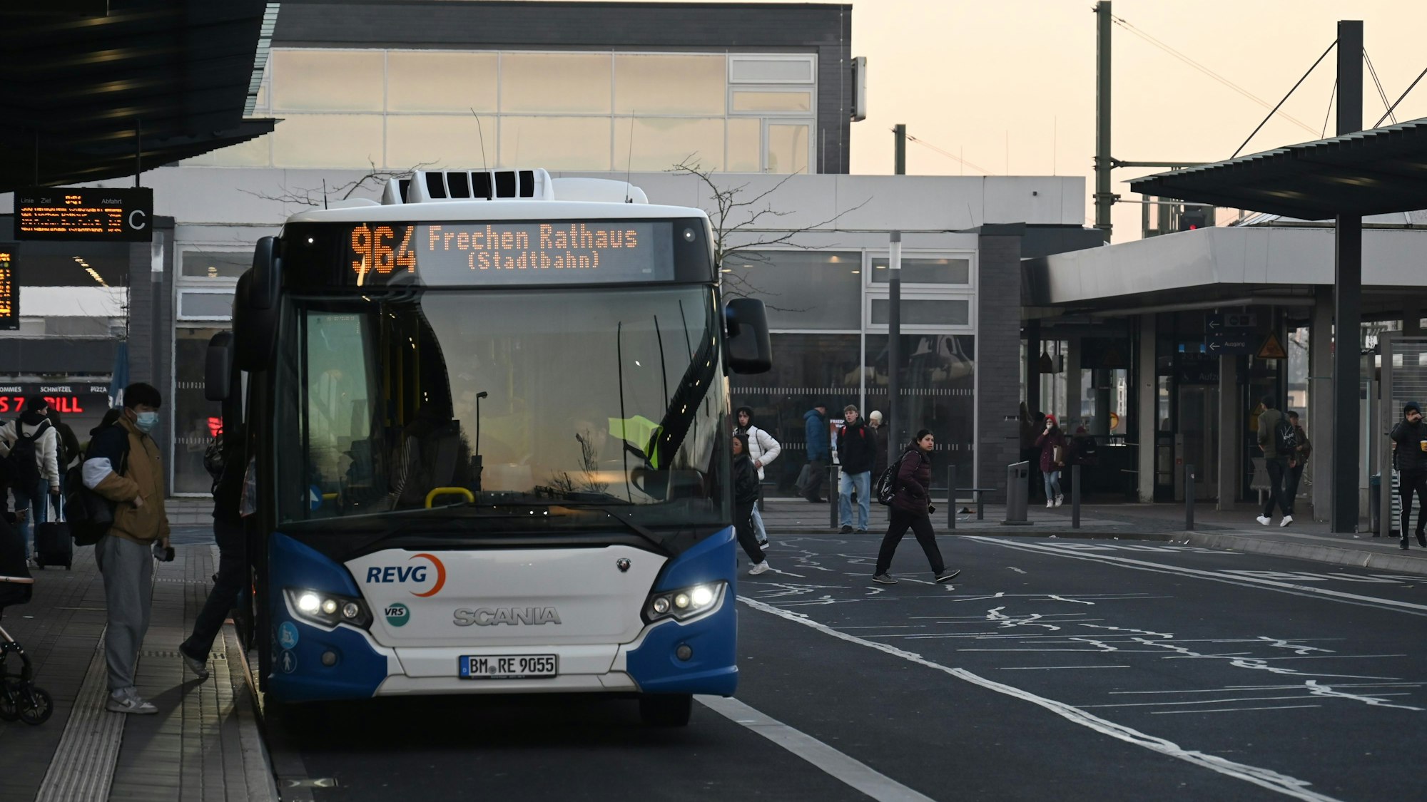 Das Bild zeigt einen Bus am Bahnhof in Horrem.