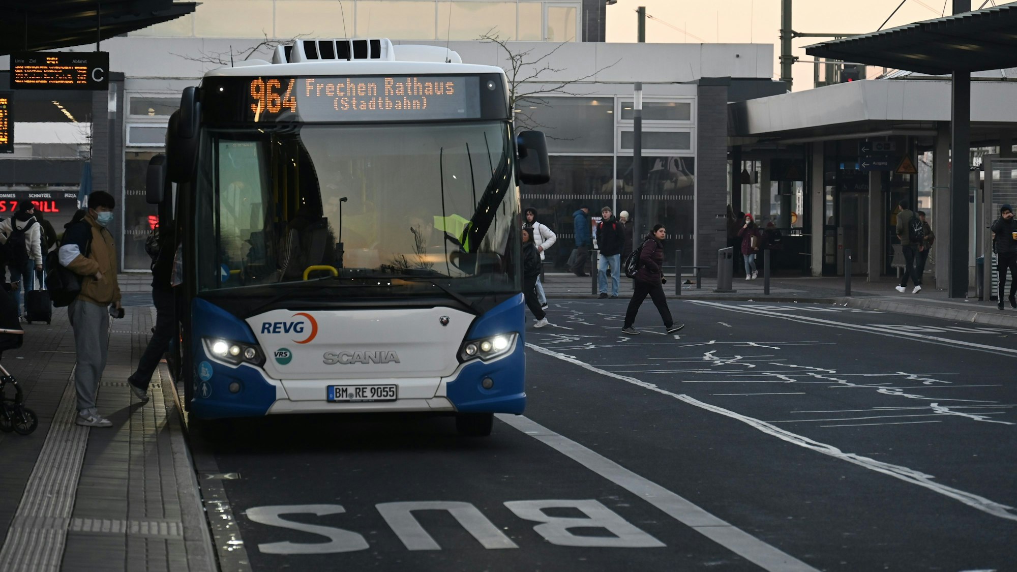 Ein Bus steht an einem Busbahnhof.