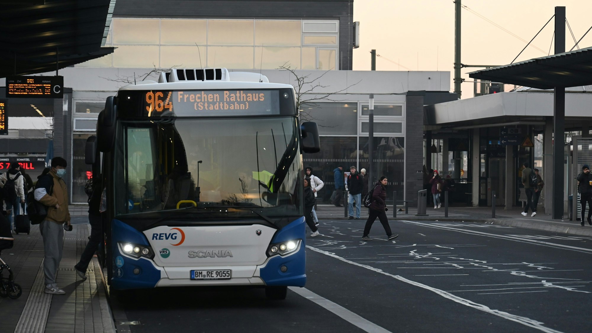 Zu sehen ist ein Bus der Linie 964 mit der Aufschrift „Frechener Rathaus“ am Bahnhof.