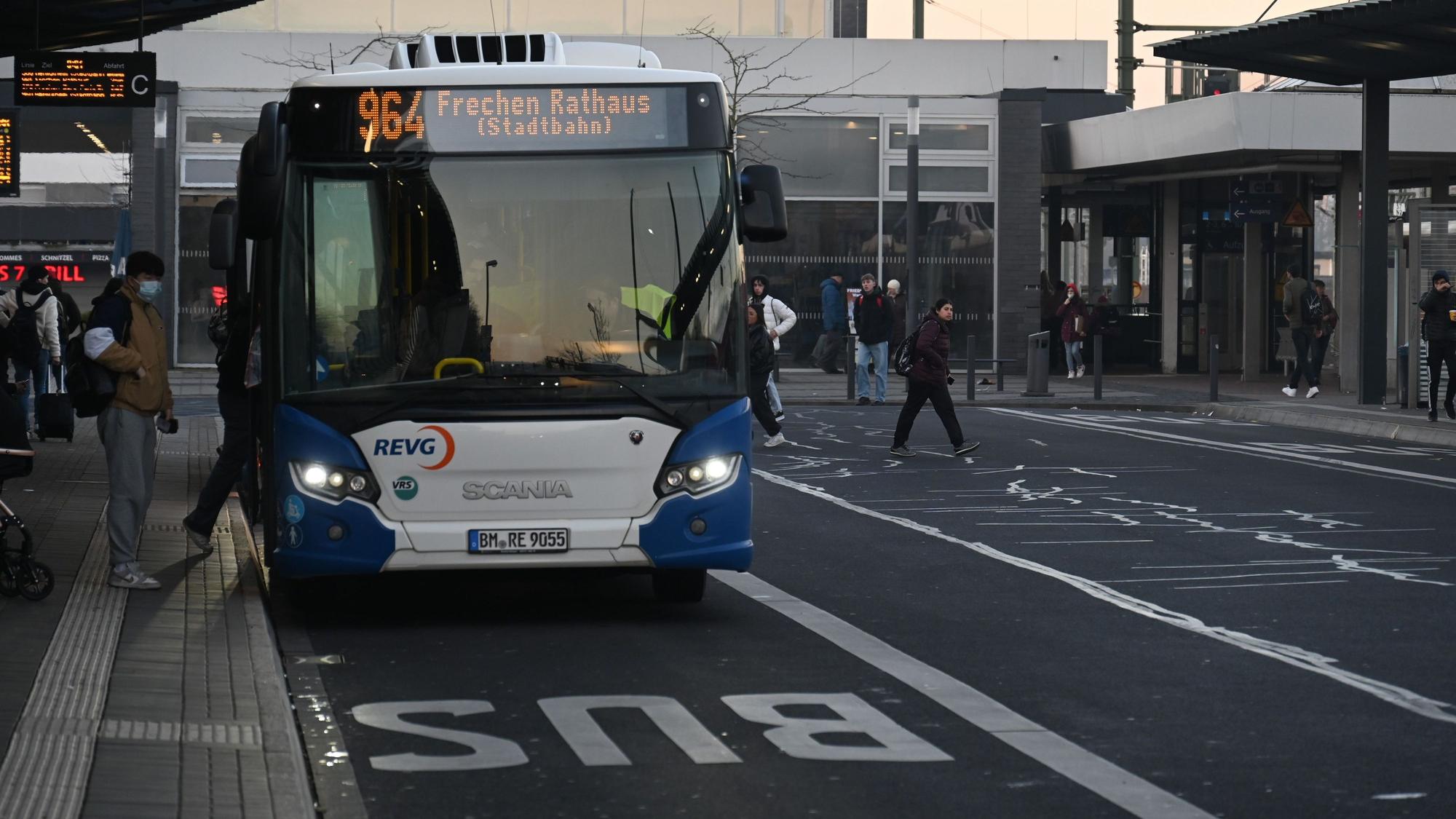 Ein Bus steht an einer Haltestelle.