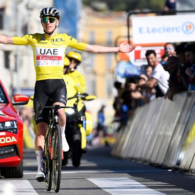 Tadej Pogacar jubelt nach seinem Sieg auf der Schlussetappe von Paris-Nizza im Gelben Trikot.