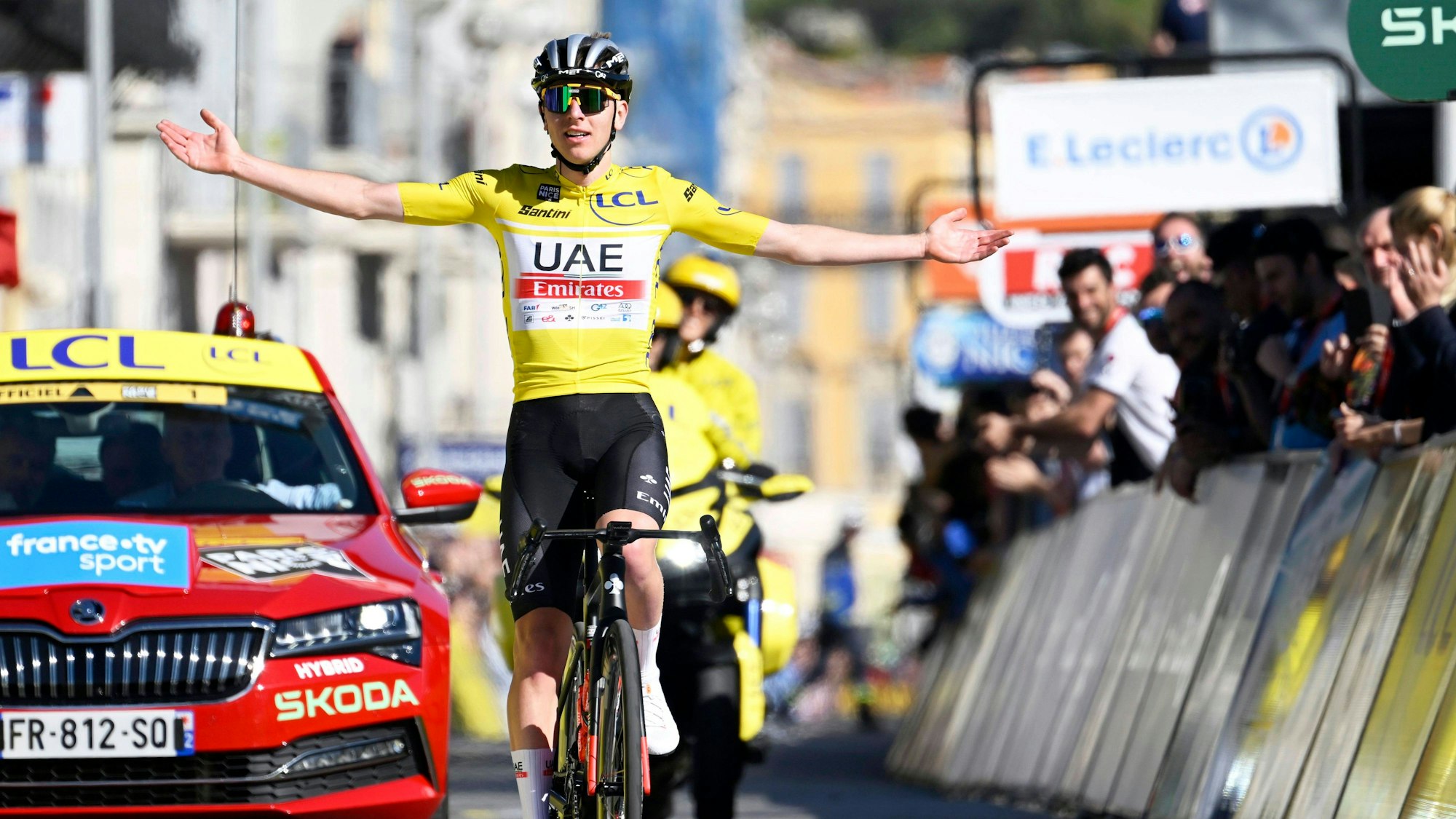 Tadej Pogacar jubelt nach seinem Sieg auf der Schlussetappe von Paris-Nizza im Gelben Trikot.