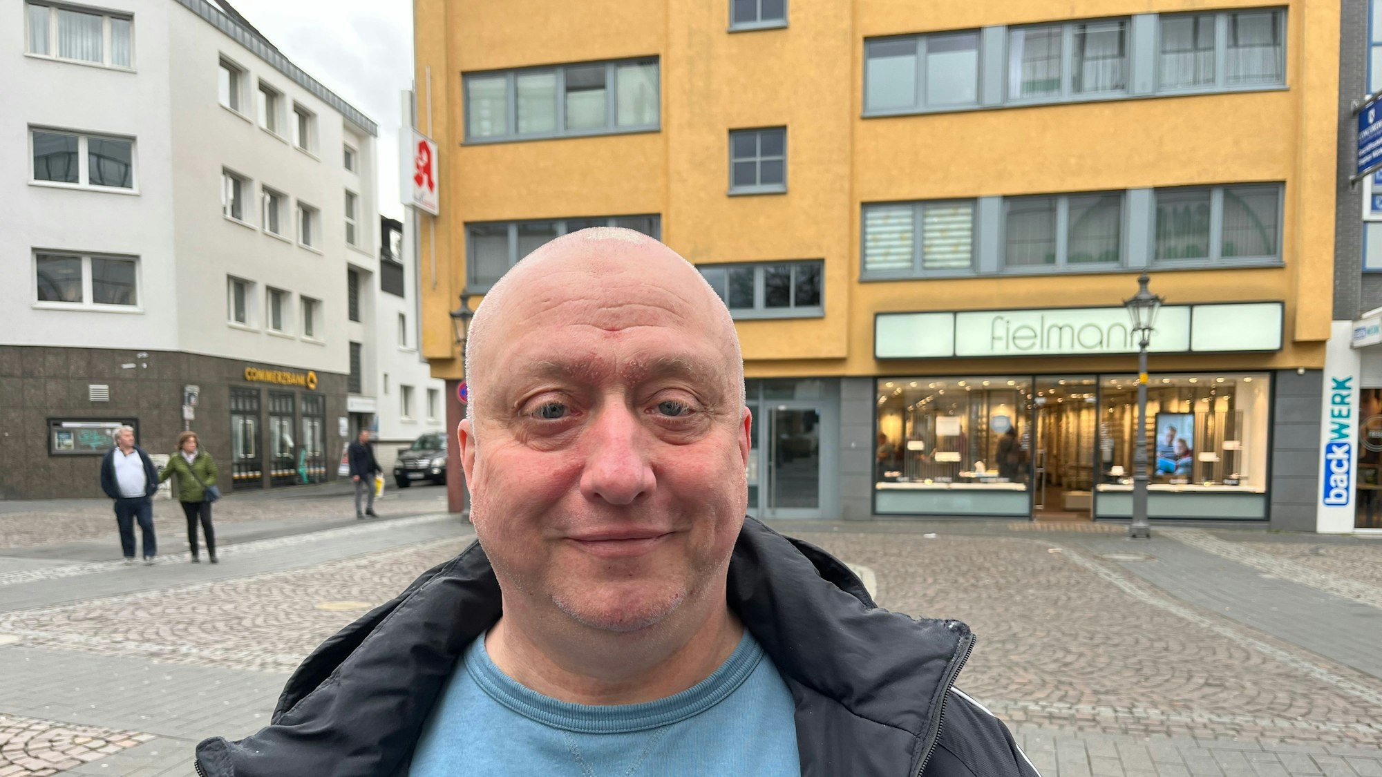 Ein Passant äußert sich zum Aus der Kaufhof-Filiale in Siegburg.