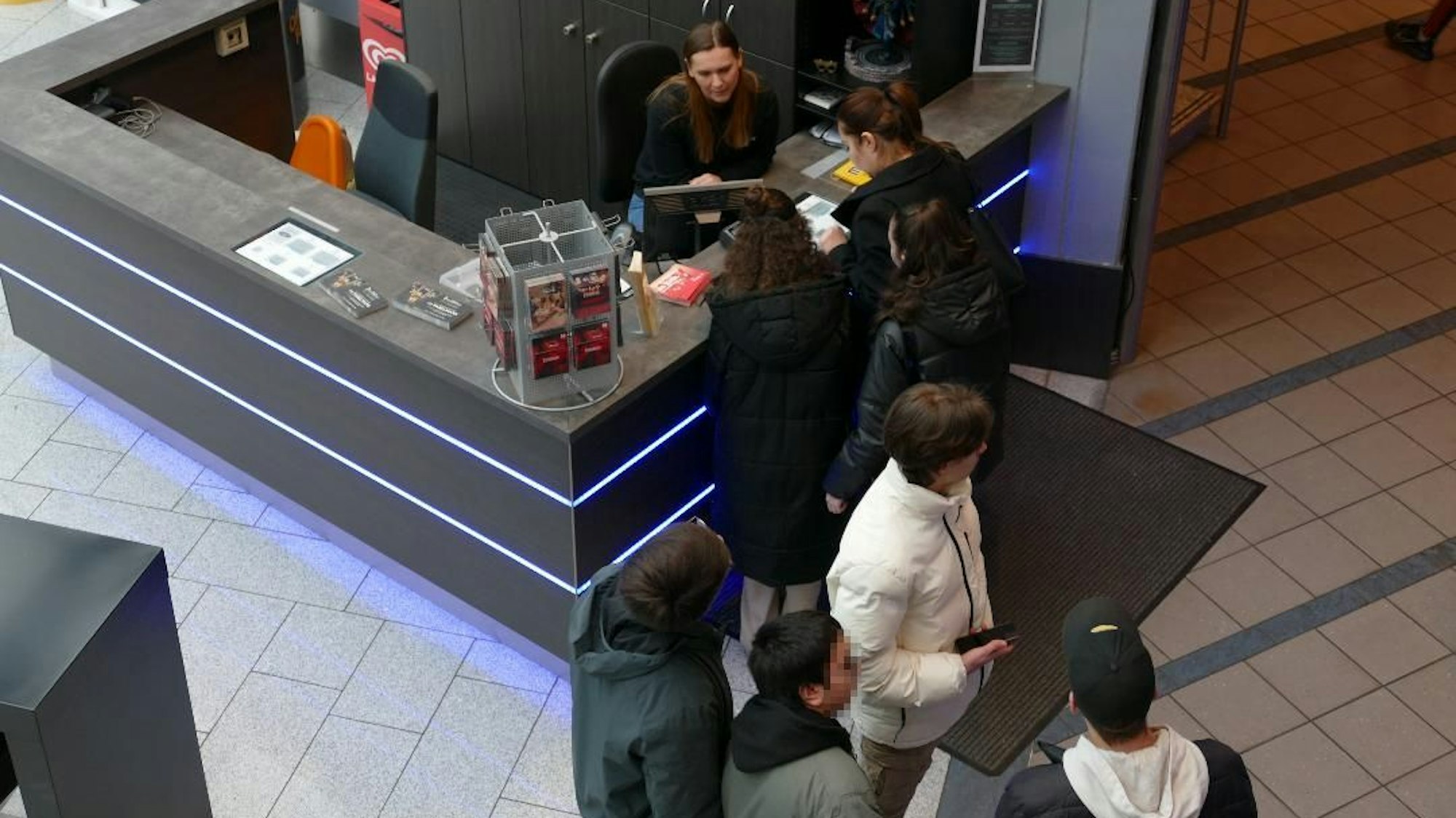 Eine Schlange an der Kinokasse in Troisdorf.
