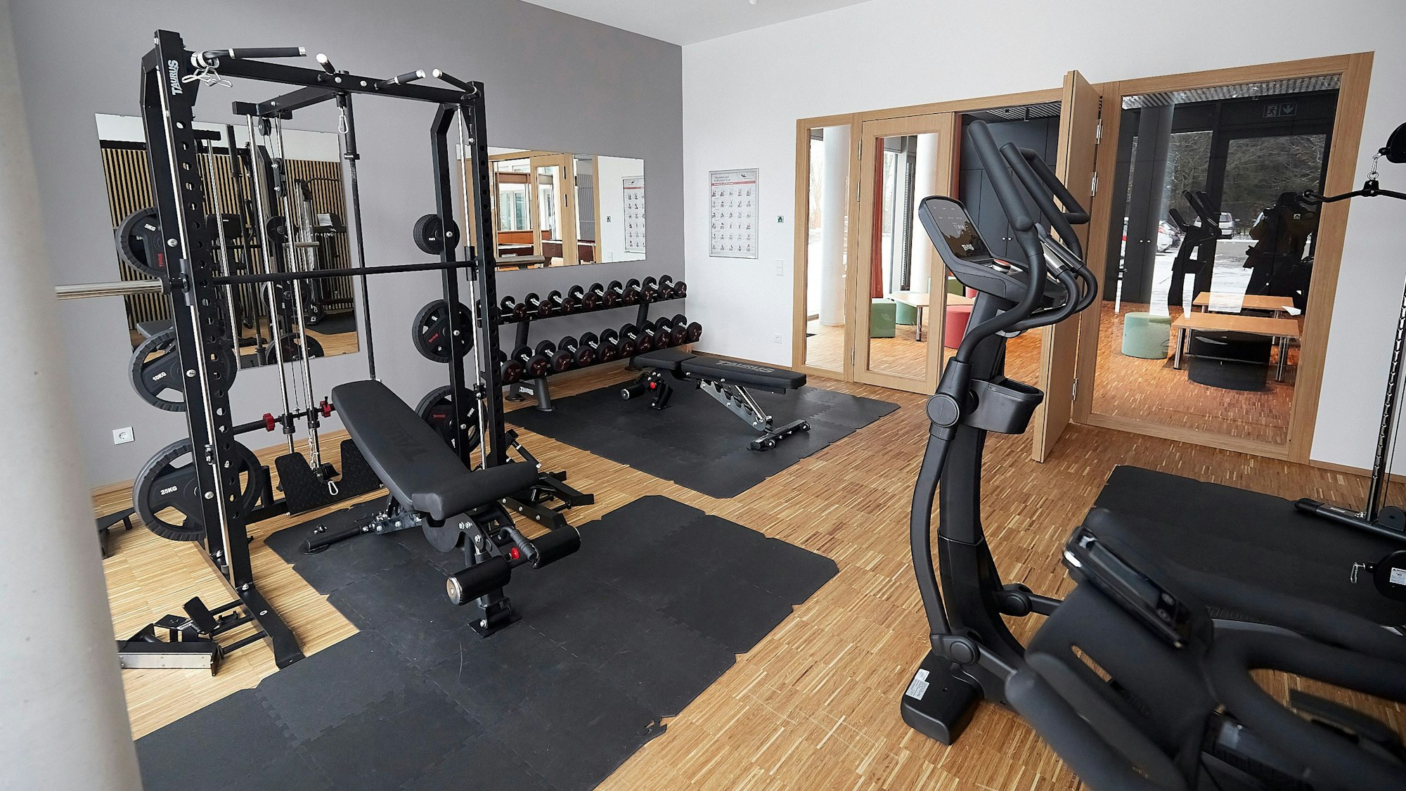 Ein Kraftraum befindet sich im Freizeitbereich.