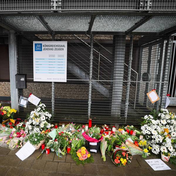 Blumen und Kerzen vor dem Gemeindehaus der Zeugen Jehovas in Hamburg: Hier erschoss ein Amokläufer sieben Menschen und sich selbst.
