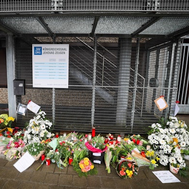 Blumen und Kerzen vor dem Gemeindehaus der Zeugen Jehovas in Hamburg: Hier erschoss ein Amokläufer sieben Menschen und sich selbst.