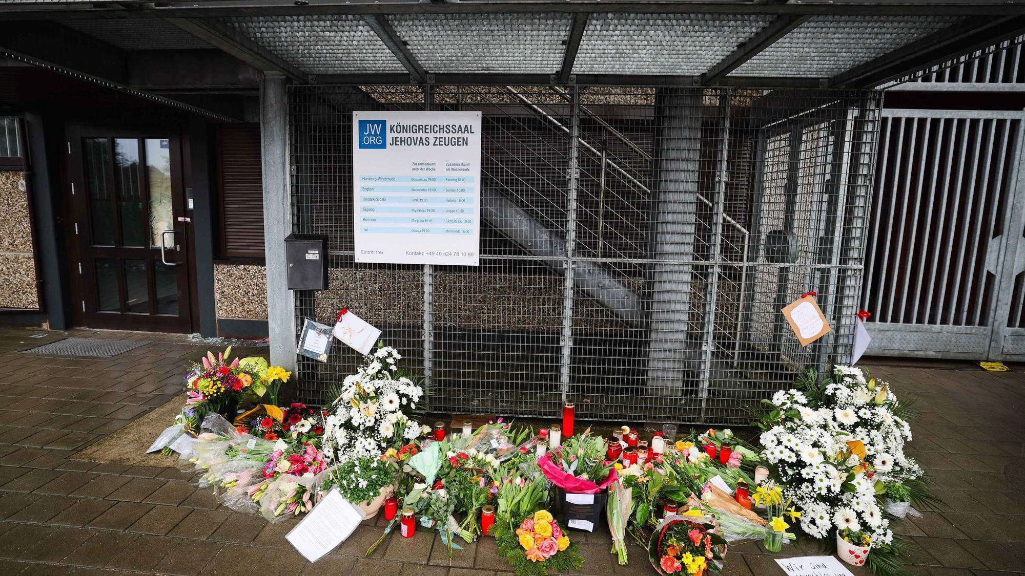Blumen und Kerzen vor dem Gemeindehaus der Zeugen Jehovas in Hamburg: Hier erschoss ein Amokläufer sieben Menschen und sich selbst.