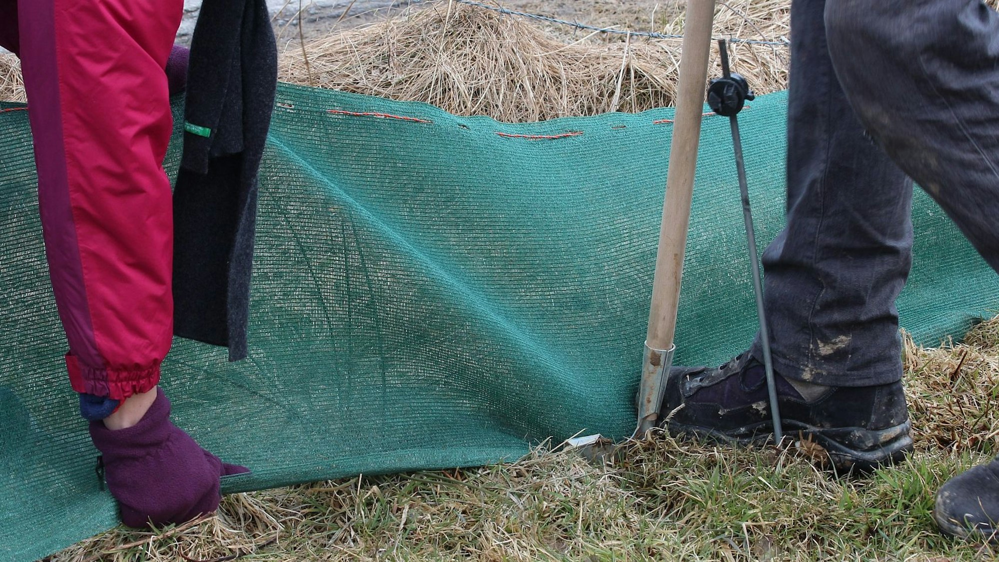 Der Aufbau der Schutzzäune und die Kontrolle der Fangeimer erfordert ehrenamtlichen Einsatz.