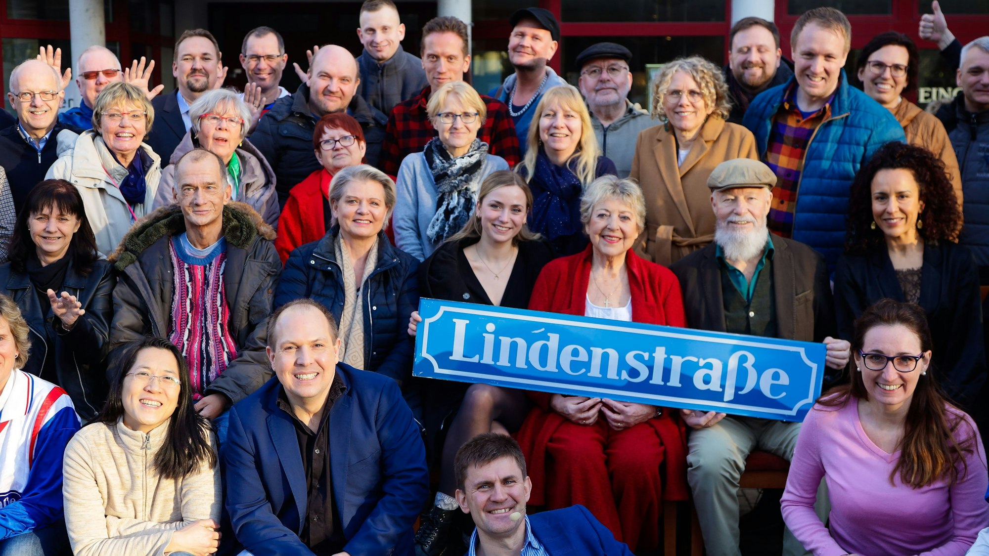 Marie-Luise Marjan, Andrea Spatzek, Dunja Dogmani, Anna-Sophia Claus, Bill Mockridge und Georg Uecker mit Fans.