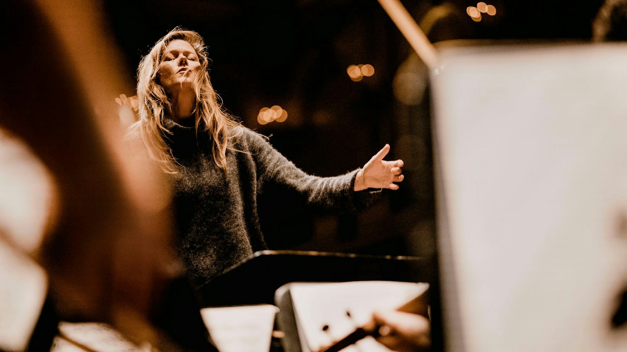 Barbara Hannigan dirigiert mit geschlossenen Augen.