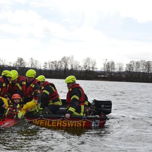 Bei der Übung mit der DLRG sollten die Rettungskräfte der Feuerwehr Weilerswist die Rettung von im Wasser treibenden Personen simulieren.