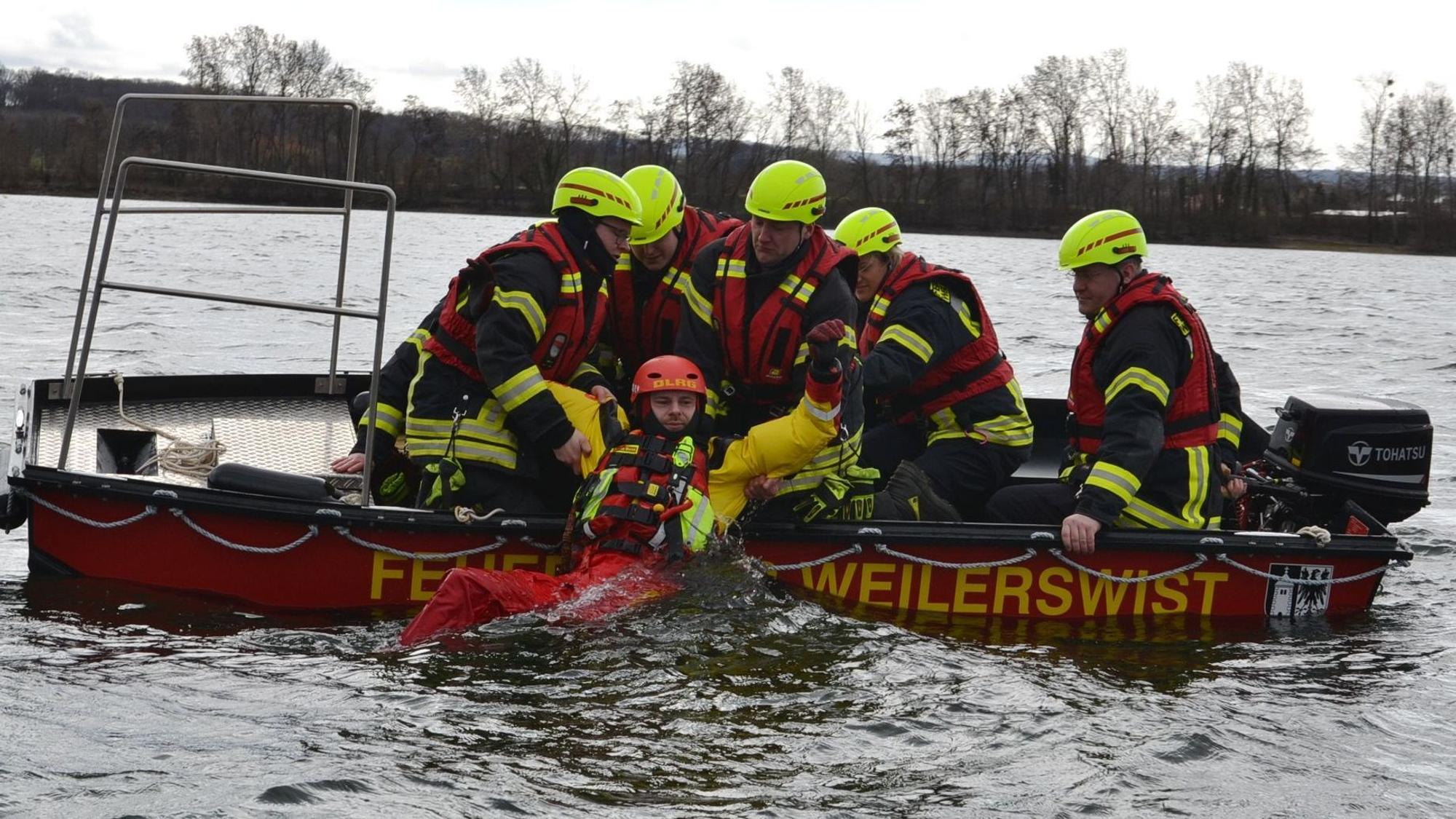 Bei der Übung mit der DLRG sollten die Rettungskräfte der Feuerwehr Weilerswist die Rettung von im Wasser treibenden Personen simulieren.