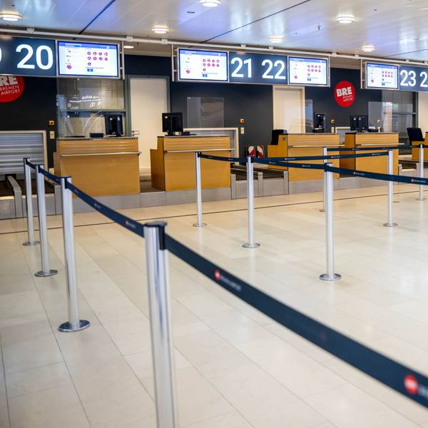 Ein menschenleeres Terminal am Flughafen Bremen. Auch der Flugverkehr wäre von einem Streik betroffen. (Symbolbild)