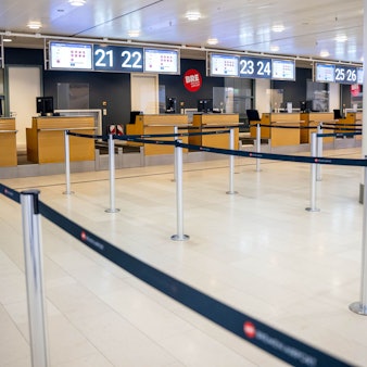 Ein menschenleeres Terminal am Flughafen Bremen. Auch der Flugverkehr wäre von einem Streik betroffen. (Symbolbild)