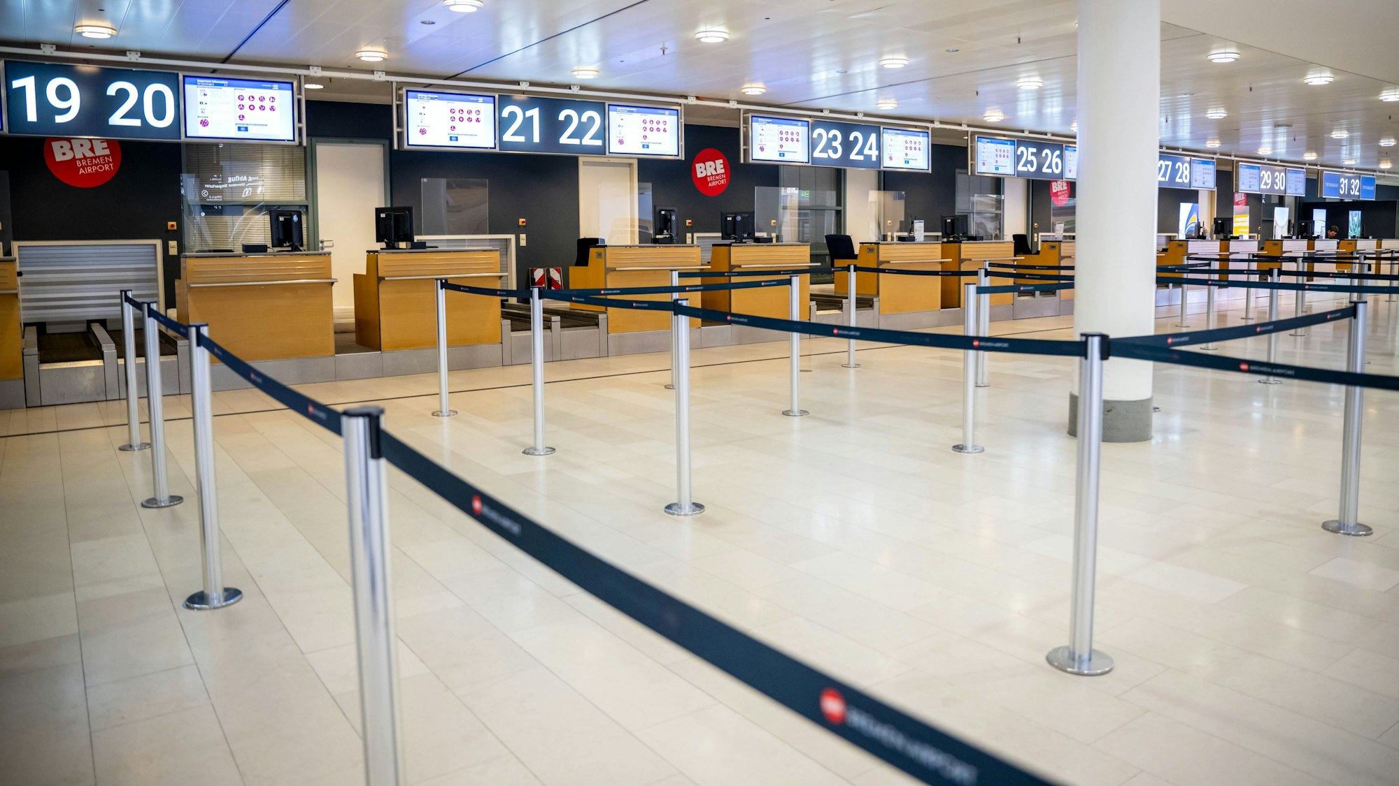 Ein menschenleeres Terminal am Flughafen Bremen. Auch der Flugverkehr wäre von einem Streik betroffen. (Symbolbild)