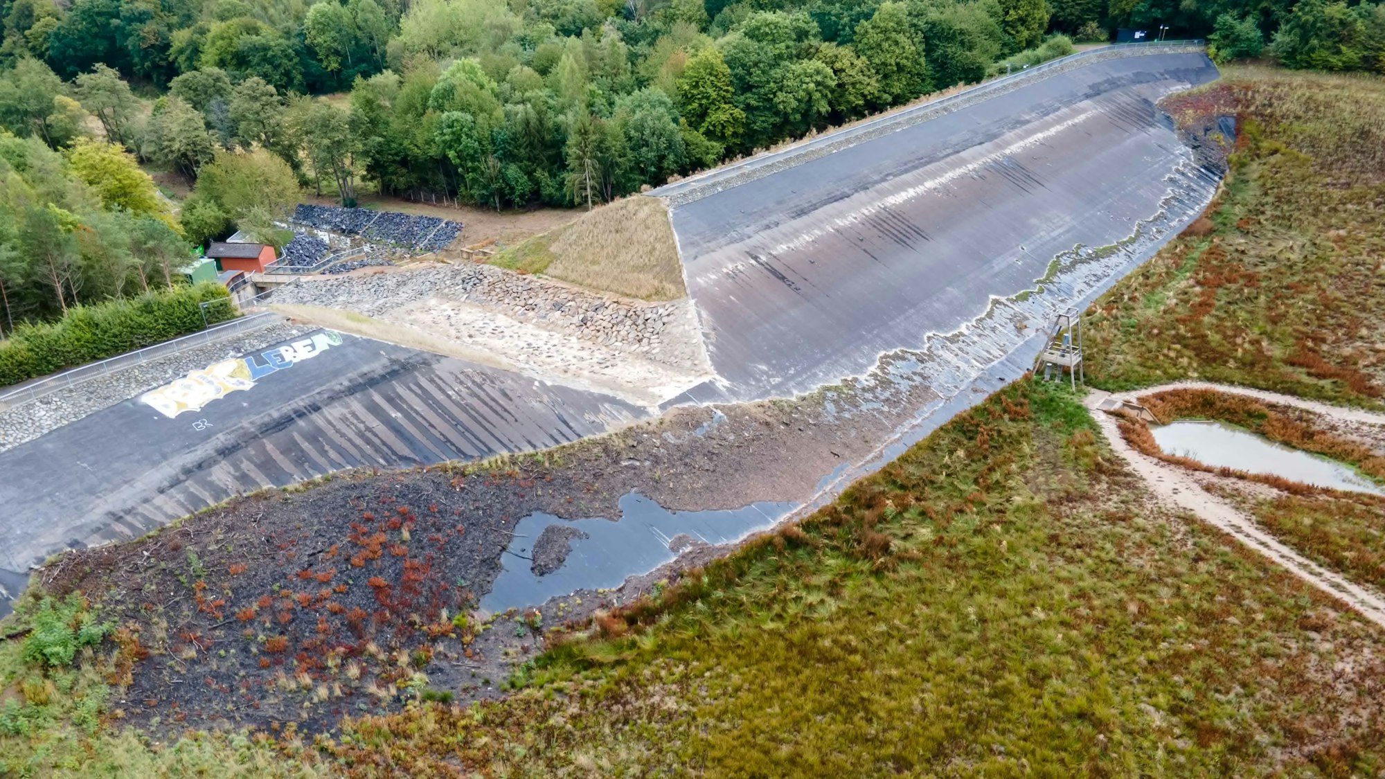 Das Luftbild zeigt den Damm der Steinbachtalsperre nach der Flutkatastrophe.