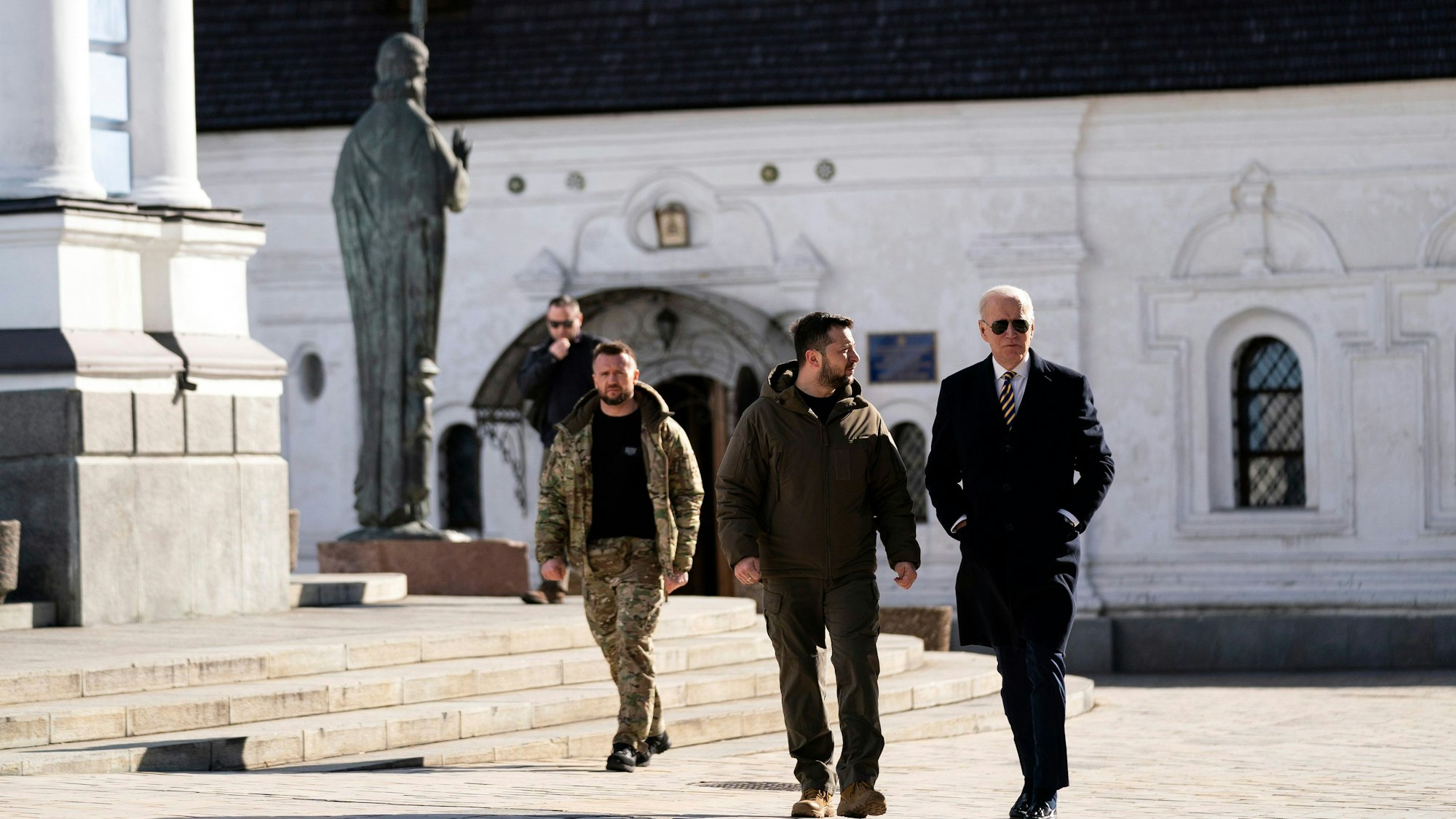 Joe Biden (r), Präsident der USA, geht mit Wolodymyr Selenskyj, Präsident der Ukraine, während eines unangekündigten Besuchs an der Kathedrale mit der goldenen Kuppel von St. Michael. Im Hintergrund zu sehen: Maksim Donez.