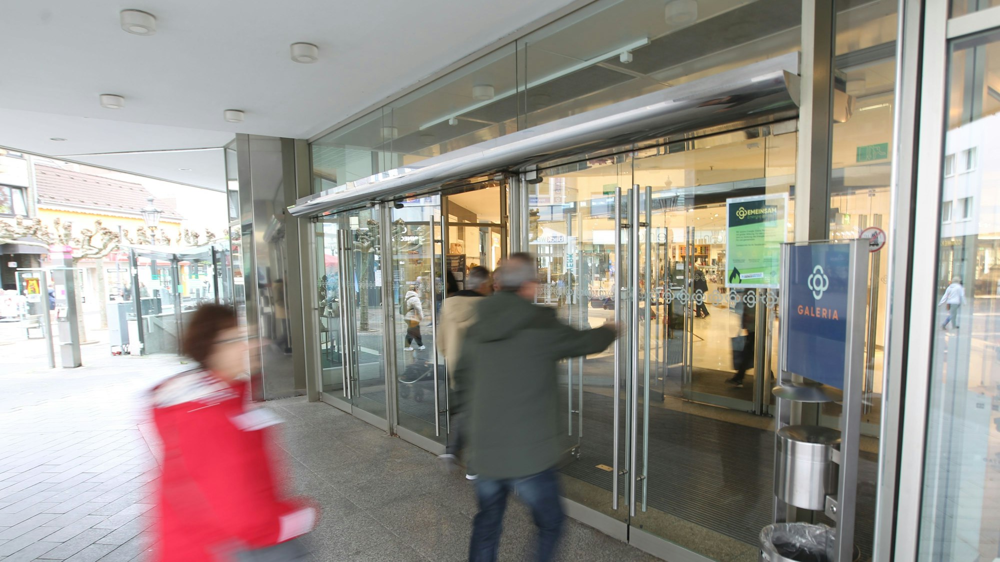 Menschen betreten eine Kaufhof-Filiale.