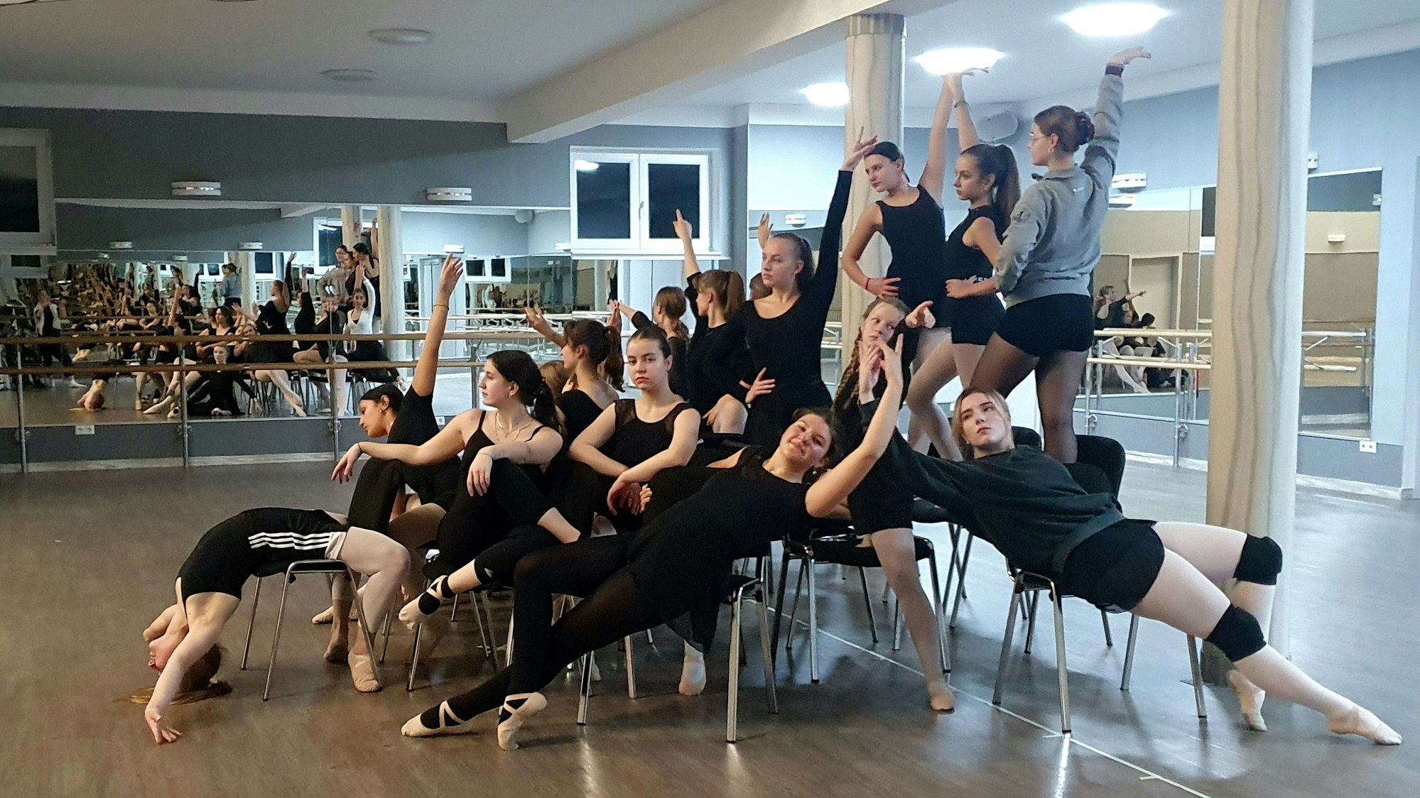 Eine Gruppe Tänzerinnen im Ballettstudio Arabesque.