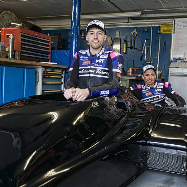 Harry Payne und Kevin Rousseau sitzen im Seitenwagen.