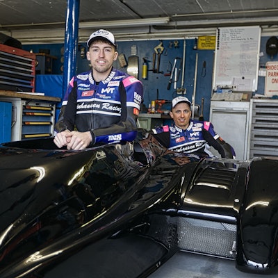 Harry Payne und Kevin Rousseau sitzen im Seitenwagen.