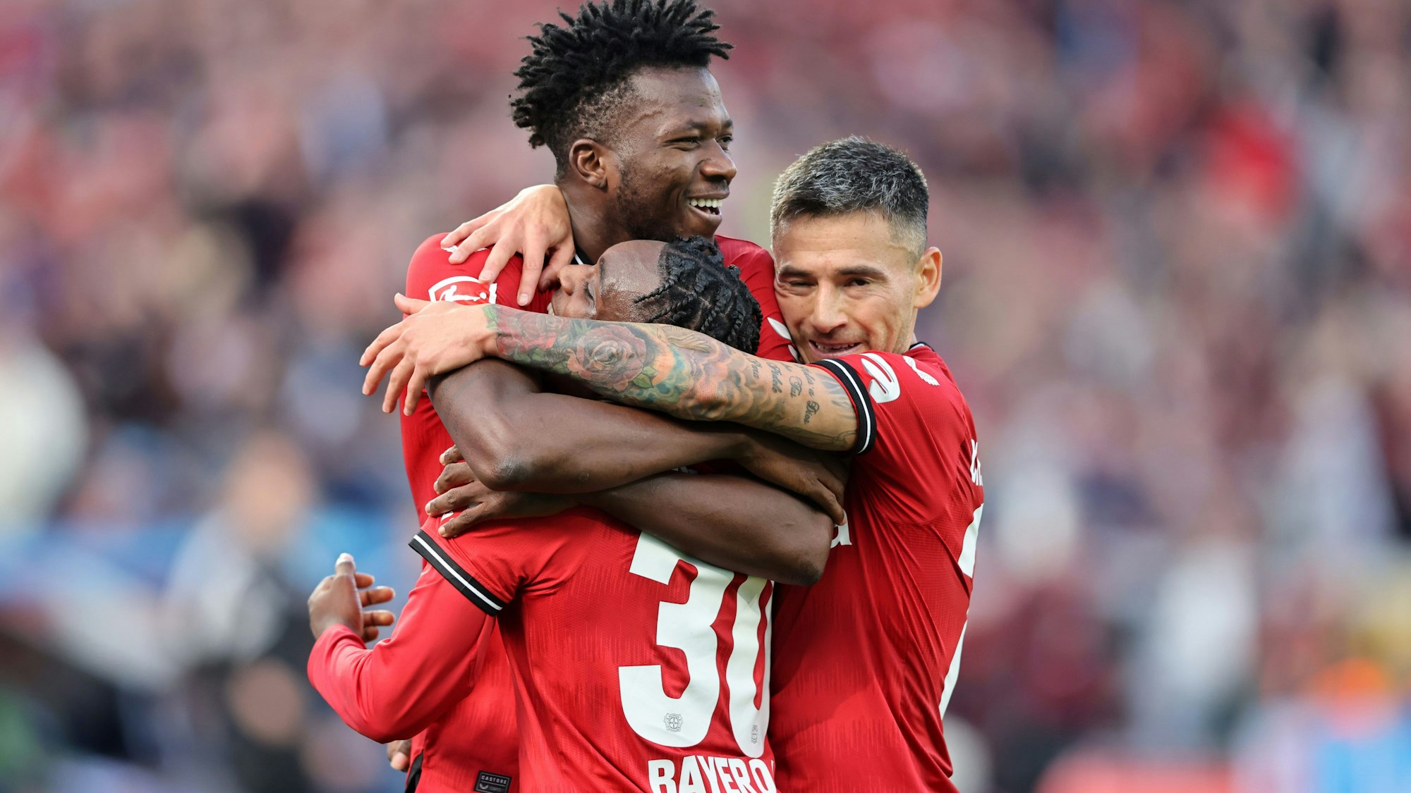 Jubelnde Spieler der Werkself.