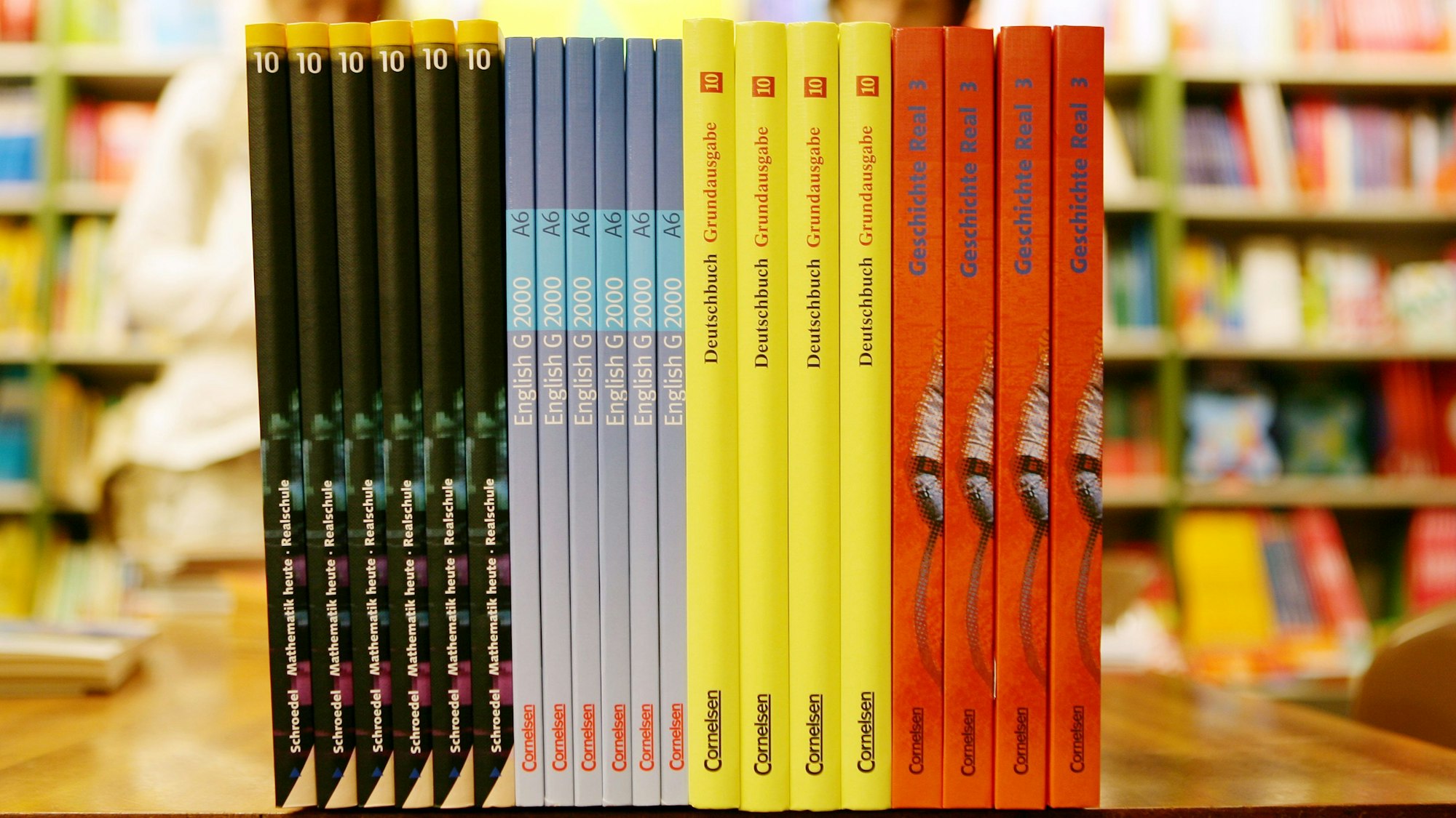 Schulbücher stehen in einer Buchhandlung - die Kommission hat 252 Schulbücher auf antisemitische Inhalte untersucht.